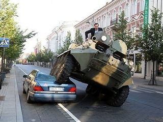 Шнобелевские премии-2011: литовского политика наградили за уничтожение Mercedes'а оригинальным способом