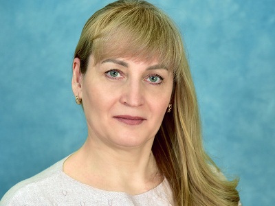 В Саратове первокласснику сломали палец дверью туалета. Директор оштрафован