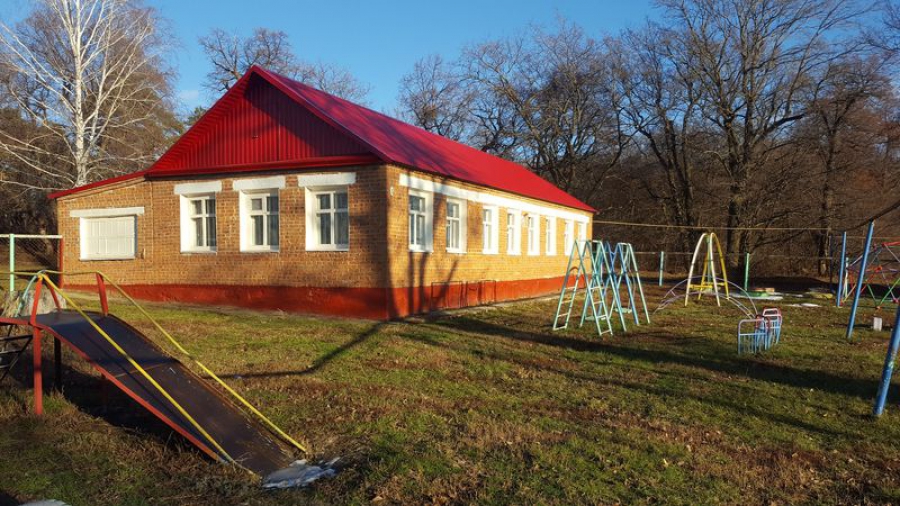 Павел Сурков проверил ремонт крыши детского сада