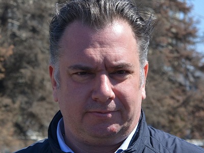 На Театральной площади монтируют главную елку Саратовской области