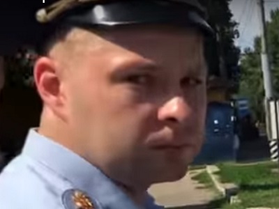 В Энгельсе разыскивают неуравновешенного водителя Escalade с молотком