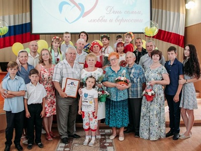В Татищеве состоялось торжественное мероприятие в честь главного семейного праздника в году