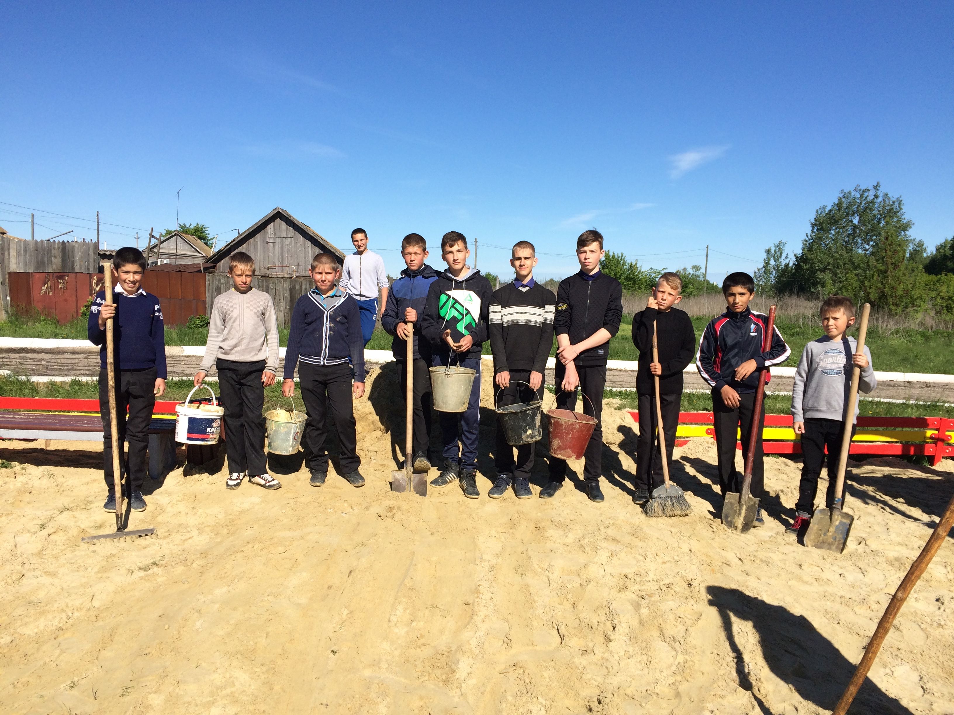 В сельской школе Татищевского района готовятся к Дню защиты детей