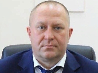 Глава Ленинского района похвалился табличкой на обшарпанной доске