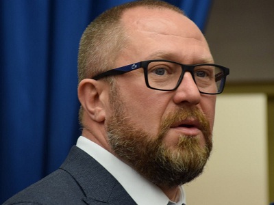 Жителя Саратова вместе с собакой едва не убило камнем, упавшим с крыши дома в центре города