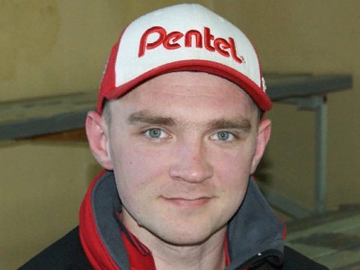 Купался в грязи и пачкал машину. Тренера спортшколы уволили после скандального видео