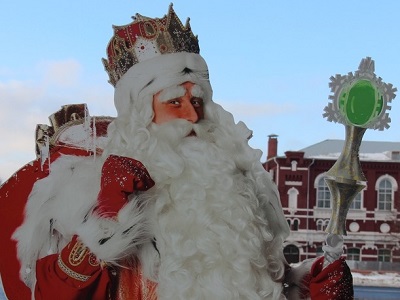 В Елшанке на остановке транспорта заметили Деда Мороза с посохом