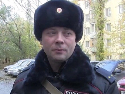 Полицейский спас саратовчанку, которая стояла на балконе