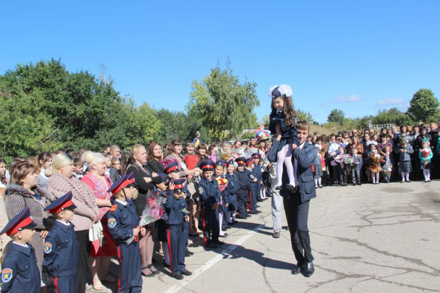 На первой в истории Татищевского лицея торжественной линейке был поднят его флаг