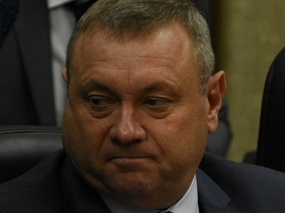 После штрафа владелец самосвала убрал выгруженный не в том месте мусор