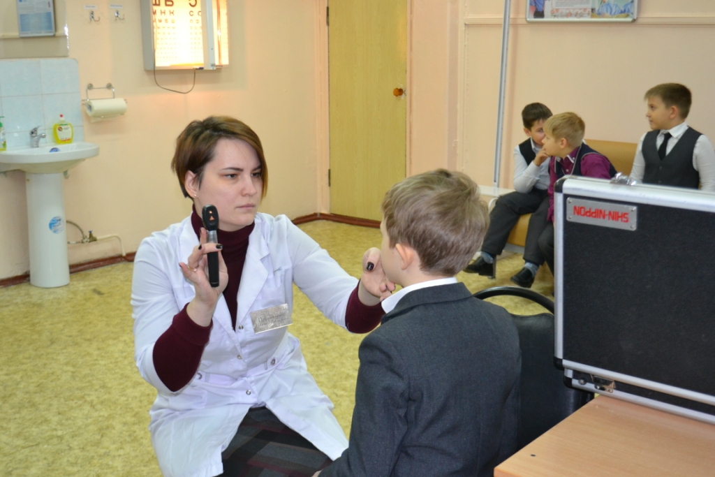 Партпроект «Здоровье - детям»: На очередном осмотре у офтальмологов побывали 230 саратовских школьников