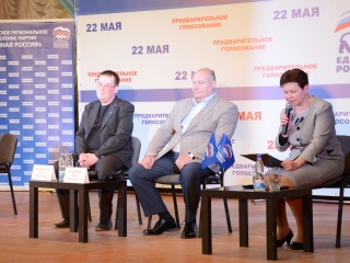 Жители Татищево спросили участников предварительного голосования о ремонте дорог и закреплении молодежи на селе