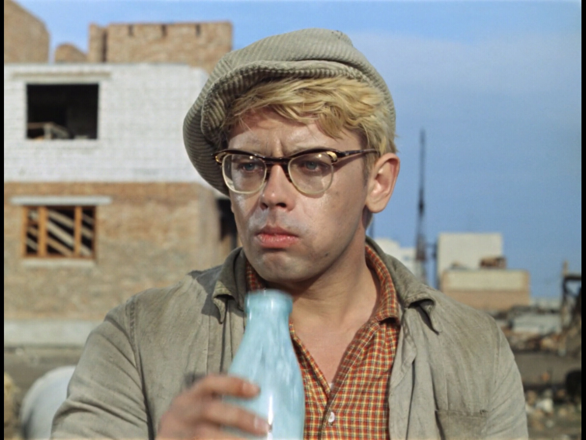 Жительница Солнечного обманула аферистов и помогла задержать их курьера