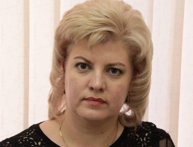 Возле Триумфальной арки прорвало трубу, провалился асфальт