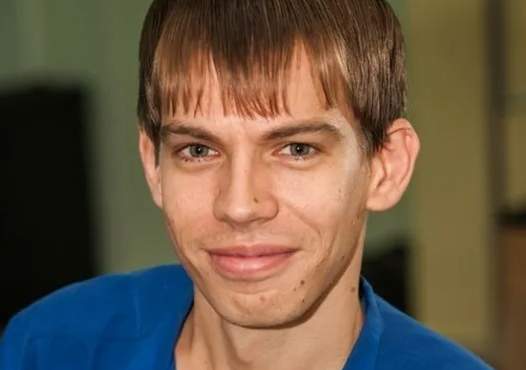 На бывшем дворце пионеров уничтожают надпись 