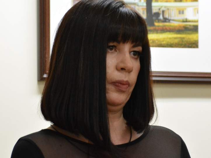 Полицейские приехали домой к ребёнку, который долго не ходил в школу. Его мать устроила дебош