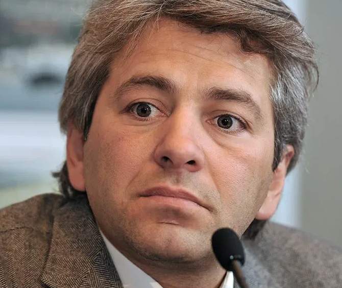 В Саратове водитель среди ночи протаранил столб