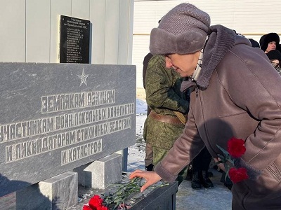 Озинцы возложили цветы к памятнику «Землякам-озинцам участникам войн, локальных конфликтов, ликвидаторам последствий стихийных бедствий и катастроф»