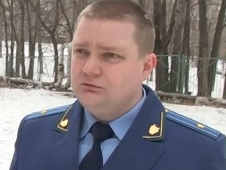 Старшего помощника прокурора Ленинского района Саратова, обвиняемого в получении взятки, перевезли в столичное СИЗО. Он проведет под стражей больше 20 месяцев