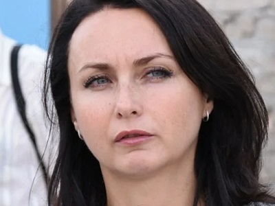 «Спасибо за видеоматериал»: чиновникам показали сломавшуюся имитацию чугунной ограды, установленную в сквере первой учительницы