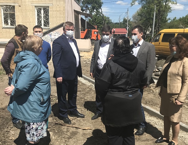 Депутат Евгений Чернов проинспектировал ход работ по ремонту тротуаров
