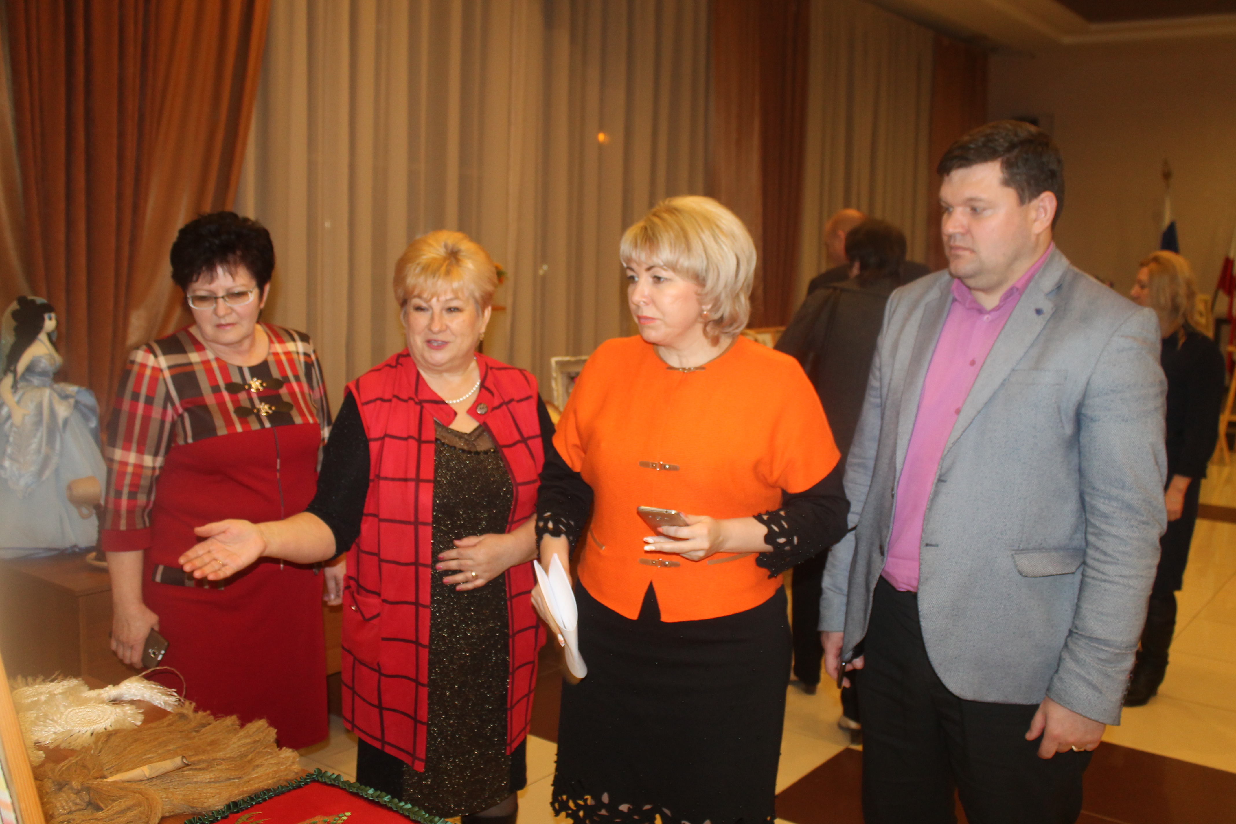 Министр и глава Краснокутского района приняли участие в Параде достижений народного творчества «Огней так много золотых…»