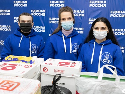 Волонтеры СГТУ передают в пункты сбора гуманитарной помощи «Единой России» продукты и вещи беженцам из ДНР и ЛНР