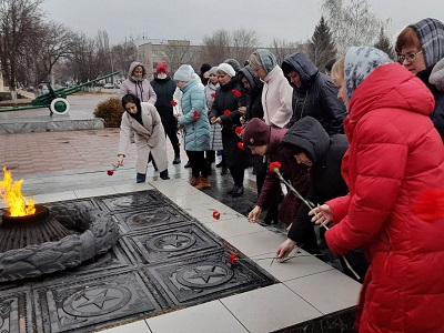 Жители Ершова возложили цветы к Вечному Огню