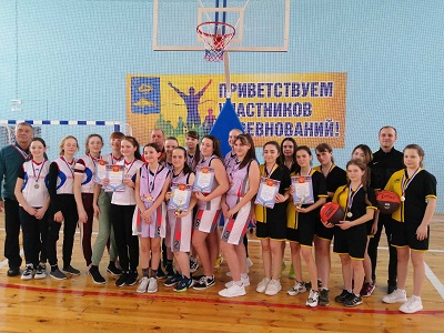 На стадионе «Юность» г. Ершова прошли соревнования по баскетболу среди девушек