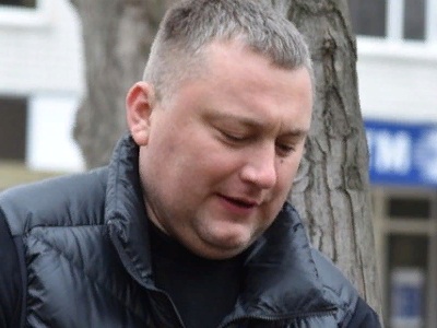 Непогода. В районном центре ветер обрывает провода и валит деревья на машины