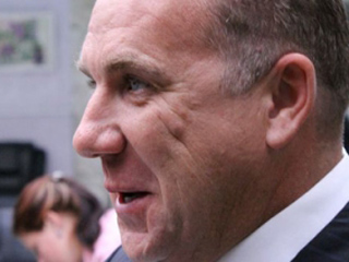 СМИ:У дома голодающих дольщиков размещен плакат Олега Грищенко