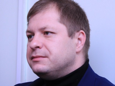 Улица в центре Саратова стала узкой для проезда транспорта. Виной тому парковка с обеих сторон и нежелание чиновников устанавливать дополнительные знаки