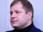 Улица в центре Саратова стала узкой для проезда транспорта. Виной тому парковка с обеих сторон и нежелание чиновников устанавливать дополнительные знаки