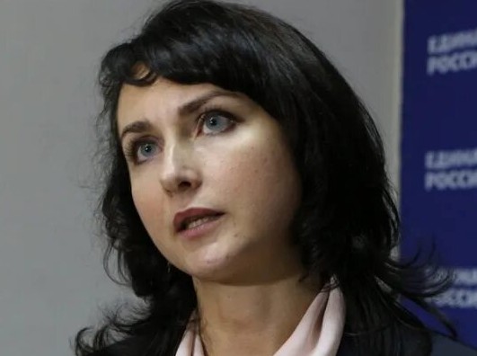 Зачем в минус? Саратовцев удивил полив газона в Юбилейном