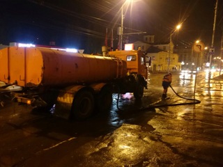 В Октябрьском районе продолжают благоустраивать улицы и вывозить мусор