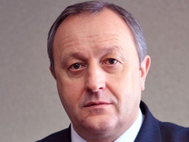 Губенатора попросили обустроить двор, и узнать кто хозяин стройки на огороженной территории