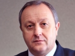Губенатора попросили обустроить двор, и узнать кто хозяин стройки на огороженной территории