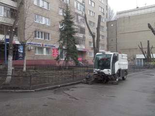 Продолжаются работы по весеннему благоустройству улиц Октябрьского района