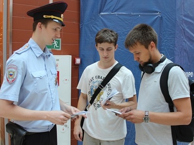 Сотрудники полиции рассказали саратовцам о госуслугах