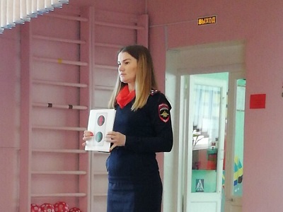 Сотрудники городской Госавтоинспекции продолжают проводить занятия с детьми