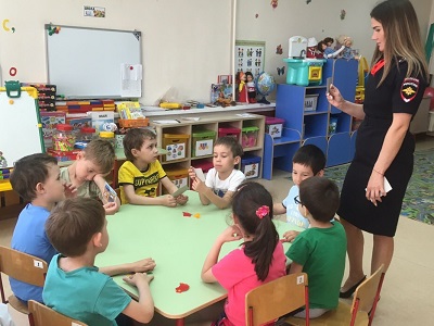 Сотрудники ГАИ проводят в образовательных учреждениях практические уроки по изготовлению световозвращающих элементов