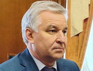 Мусоровоз угодил в яму рядом с путями «скоростного трамвая»: дорогу завалило отходами