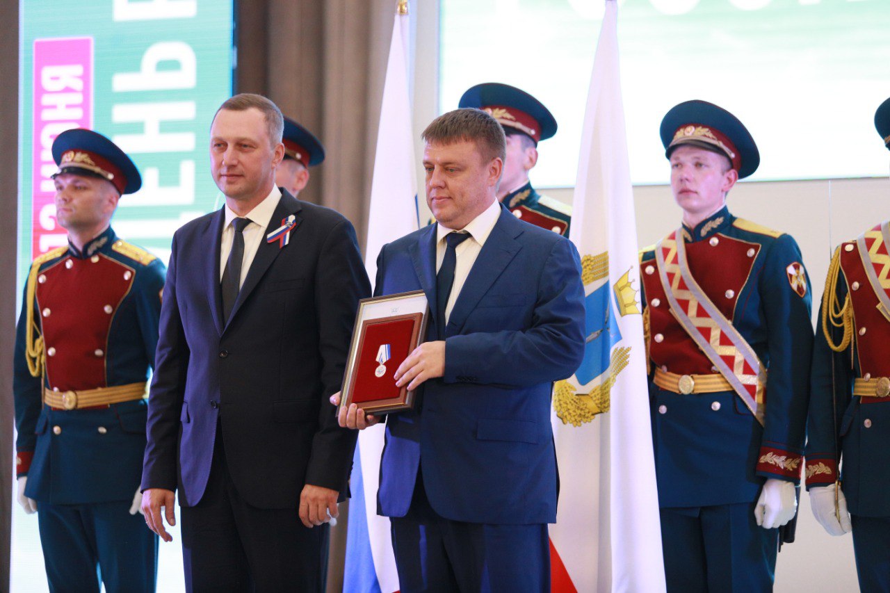 Губернатор наградил медалями кандидата в депутаты и директора, а погибших пожарных — почетными знаками