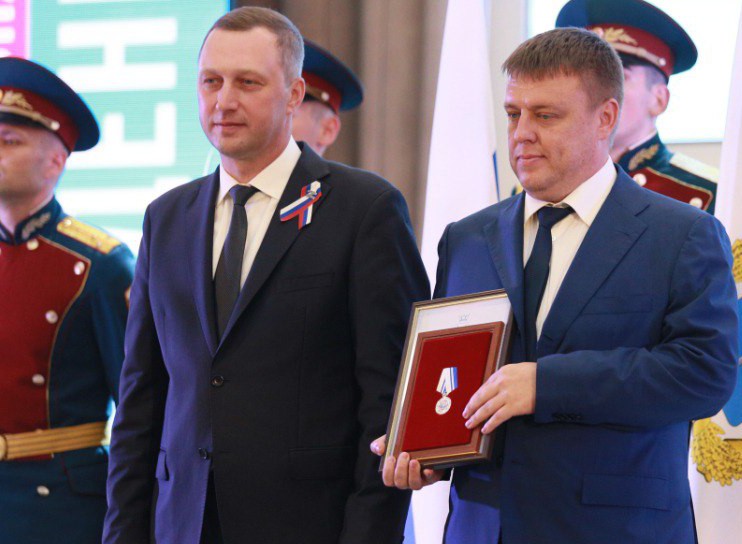 Алексея Тюленева наградили медалью губернатора за поддержку участников СВО