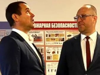 «Получилось очень грязно». На новых детских площадках в Октябрьском районе забыли завершить благоустройство, и дети возятся в грязи