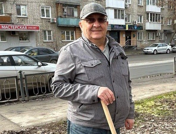 На затопленной набережной убирают мусор