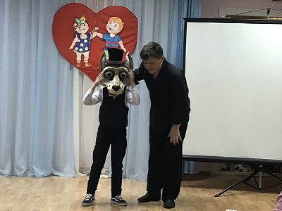 «Здоровое будущее»: юные воспитанники центра «Возвращение» разыграли кукольный спектакль и получили подарки