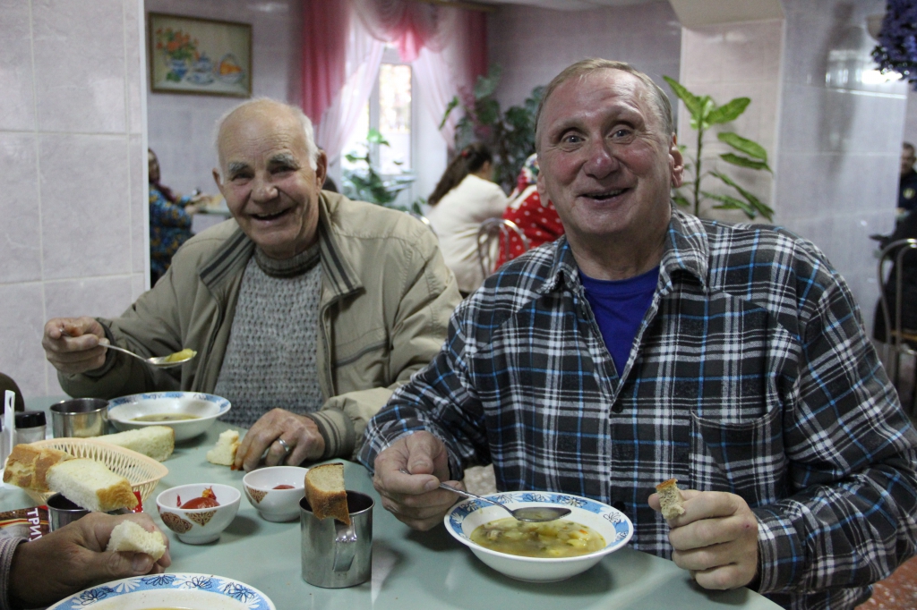 Жители дома-интерната поздравили сотрудников пищеблока с Международным днём повара