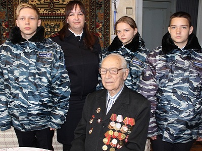 В Саратове члены отряда «Юный друг полиции» навестили ветерана Великой Отечественной войны