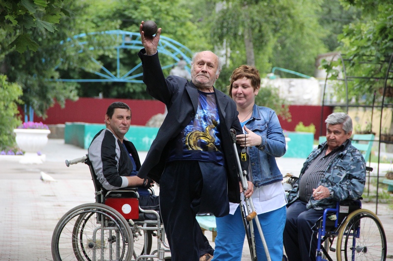 В Балашовском доме-интернате прошло соревнование по толканию ядра среди жителей учреждения